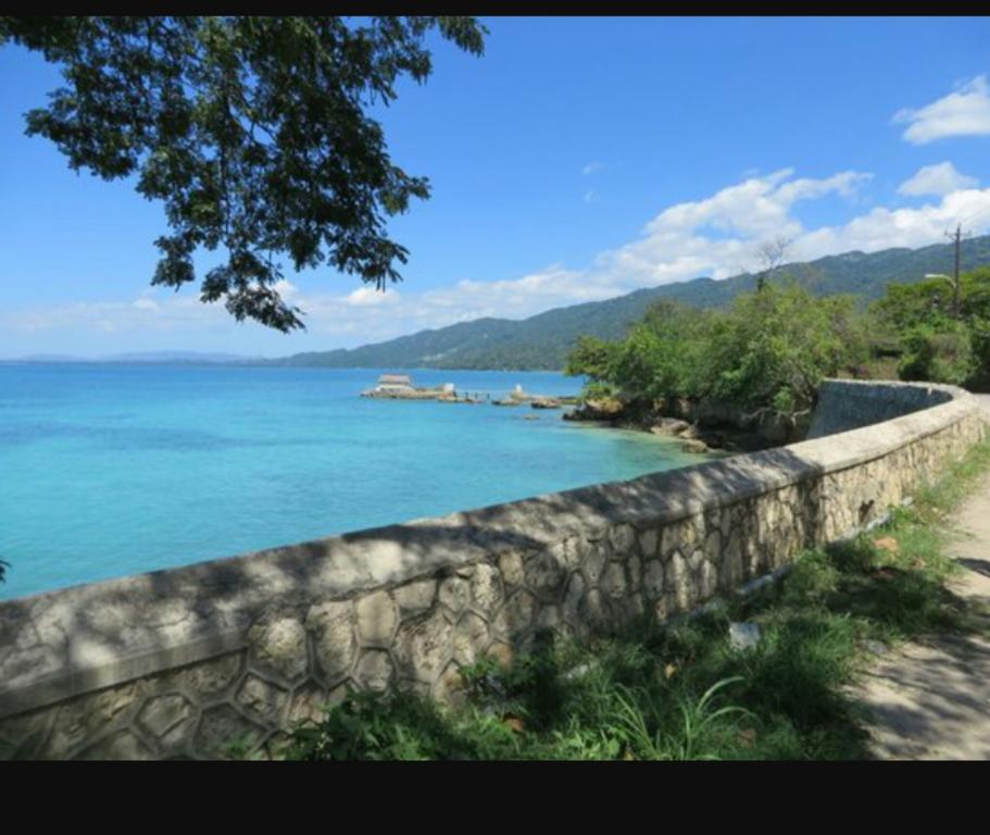 Shades Cottage Guesthouse Blue Hole Exterior photo
