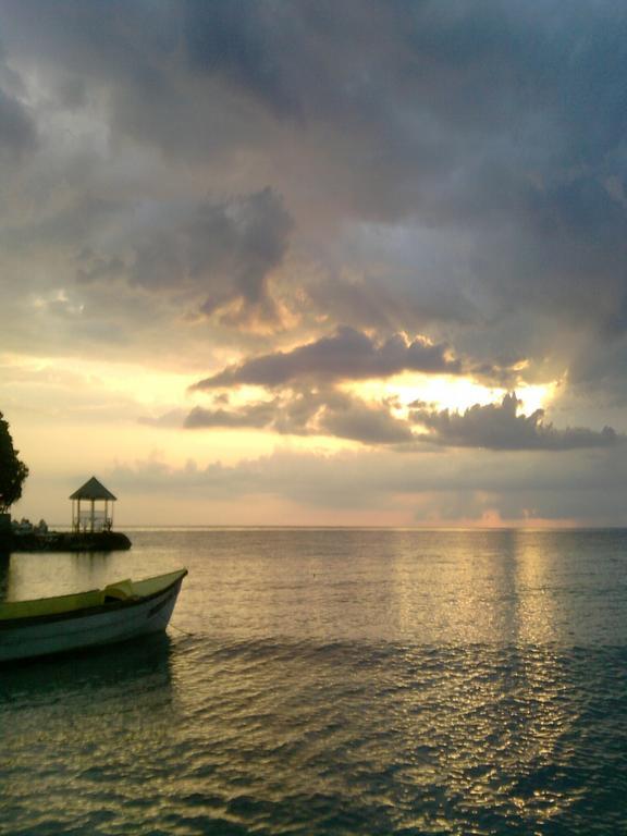 Shades Cottage Guesthouse Blue Hole Exterior photo